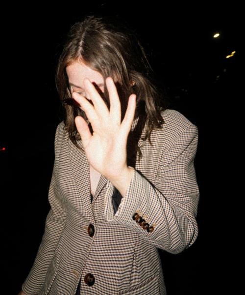 Woordvoerder die de camera wegduwt tijdens een interview – illustratie van hoe mediatraining helpt om professioneel en met vertrouwen te reageren.