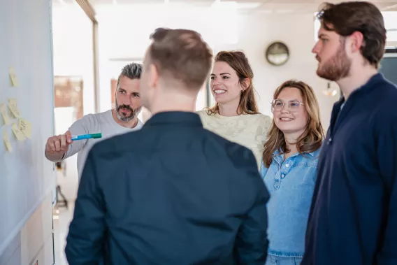 Charly PR helpt merken met krachtige messaging en strategische positionering. 