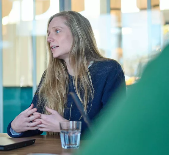 Teamleden volgen een interactieve sessie over crisiscommunicatie met praktische oefeningen